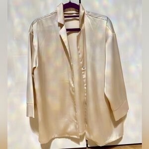 🤍NEW Elegant Cream Satin Blouse.